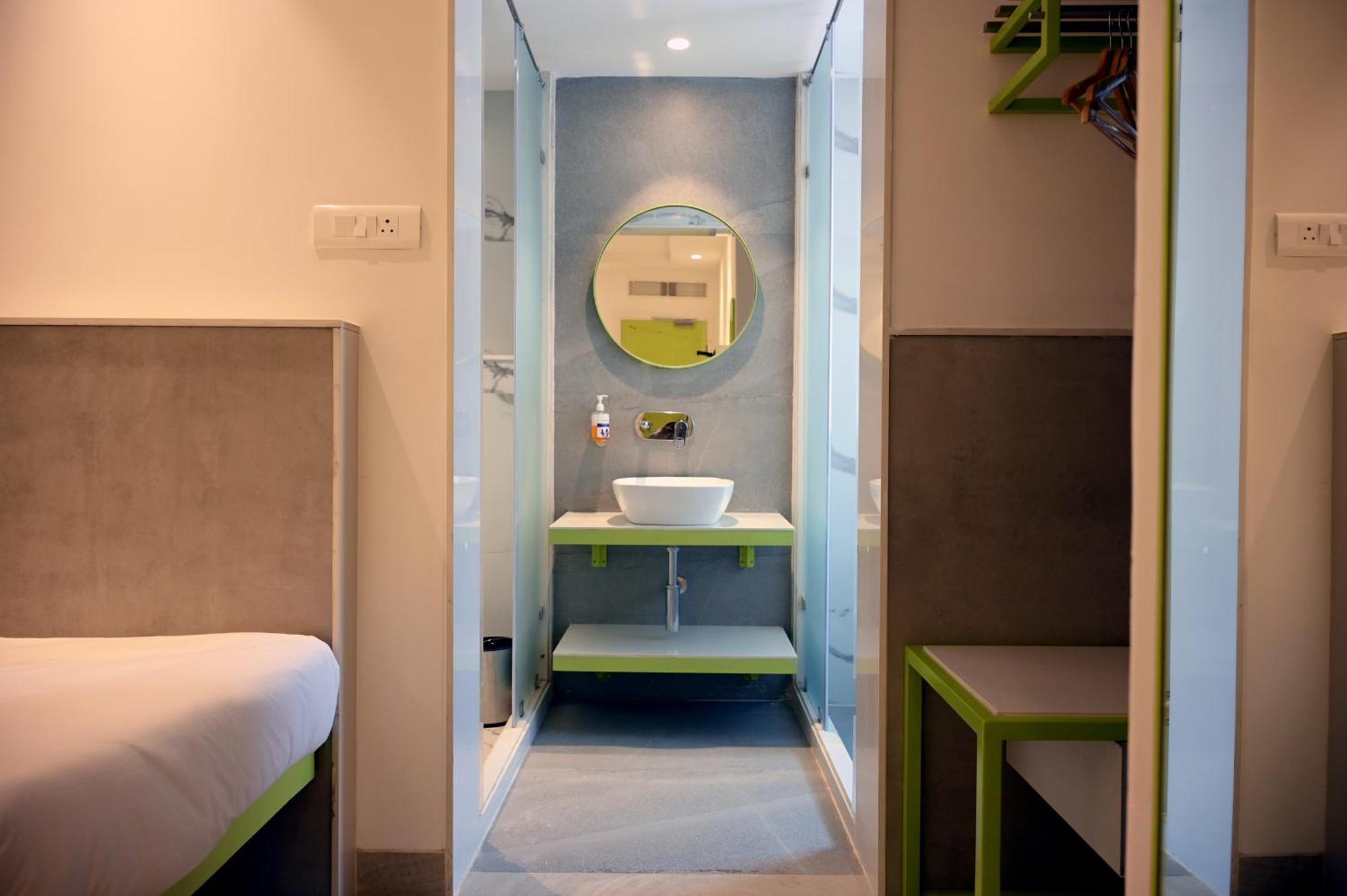 Hotel Le Roi Express Karol Bagh Delhi  Exteriör bild