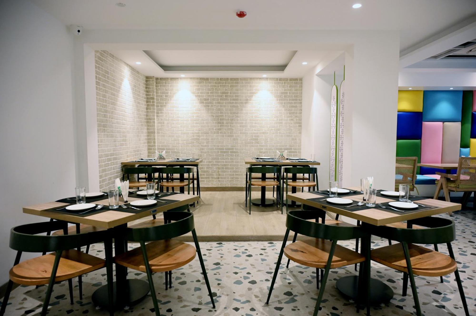 Hotel Le Roi Express Karol Bagh Delhi  Exteriör bild