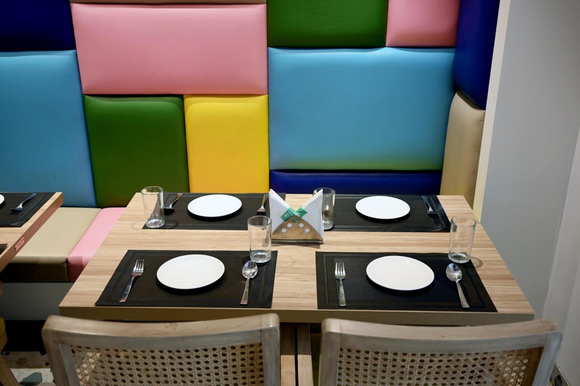 Hotel Le Roi Express Karol Bagh Delhi  Exteriör bild