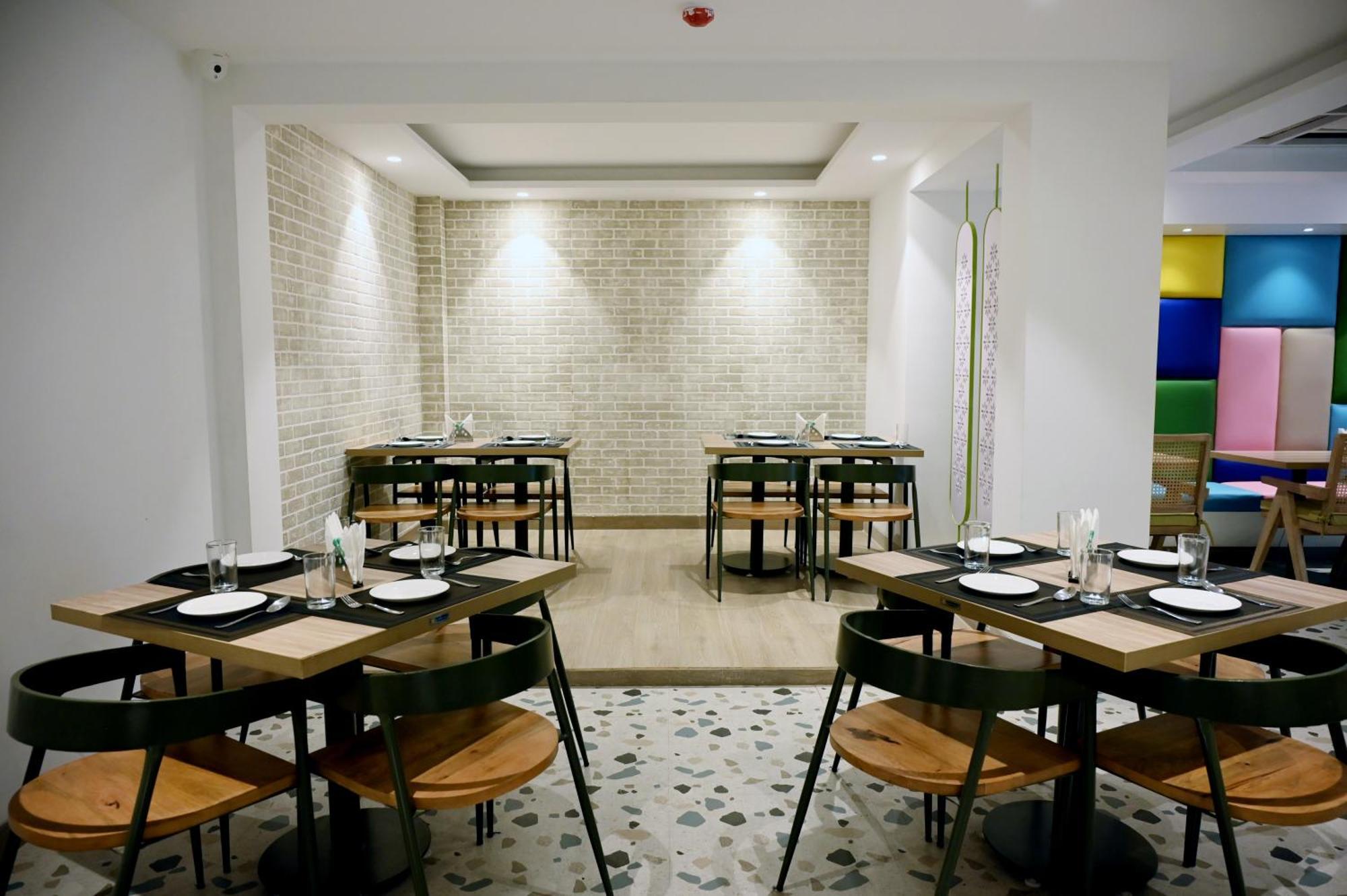Hotel Le Roi Express Karol Bagh Delhi  Exteriör bild