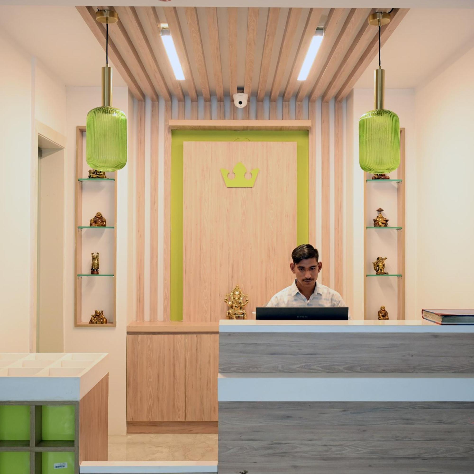 Hotel Le Roi Express Karol Bagh Delhi  Exteriör bild